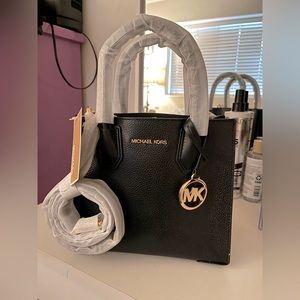 Michael Kors Mercer Medium Messenger Purse
